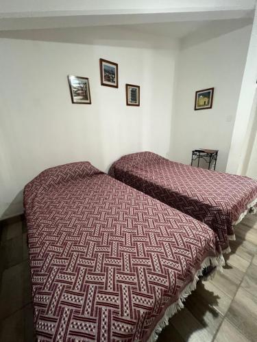 1 dormitorio con 1 cama con edredón en TRES CERRITOS SALTA en Salta