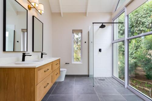Et badeværelse på Elite Retreats - Hillside Exclusive Villa 1 - load shedding backup