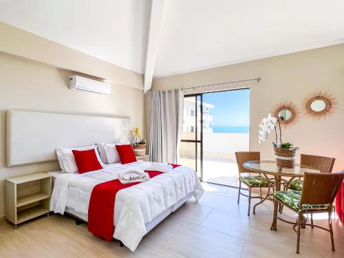 1 dormitorio con 1 cama y 1 mesa con sillas en Hotel Palace 1, en Florianópolis