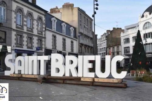 Una gran señal que lee Santa Bruno en una ciudad en Luna Night Seh’Loué en Saint-Brieuc