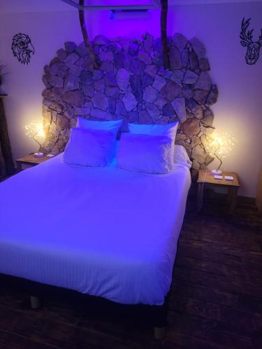 Ένα ή περισσότερα κρεβάτια σε δωμάτιο στο LOVE Room Danslesbois avec spa
