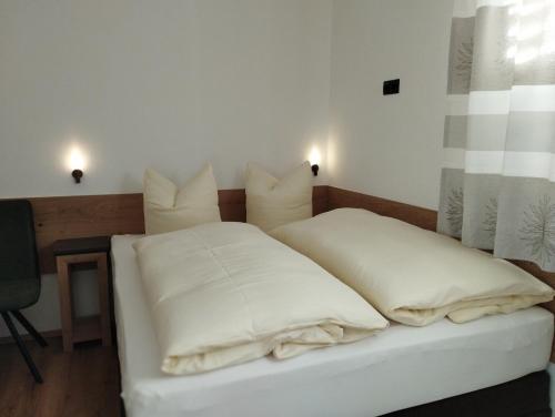 a bedroom with two beds with white sheets at Appartement Lisi`s Dahoam in Achenkirch