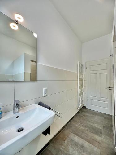 Koupelna v ubytování Modernes City-Apartment mit Blick in den Park und 2 Bäder H9