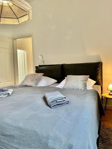 Postel nebo postele na pokoji v ubytování Modernes City-Apartment mit Blick in den Park und 2 Bäder H9