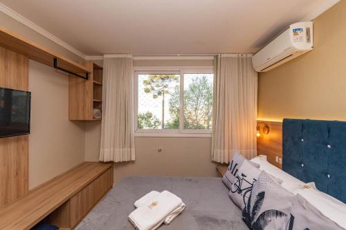 een kleine slaapkamer met een bed en een raam bij Don Raul - Stay House Temporada in Canela
