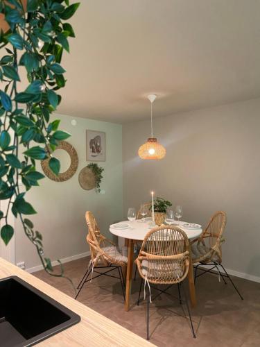 Cozy and newly renovated appartment في كريستيانساند: غرفة طعام مع طاولة وكراسي