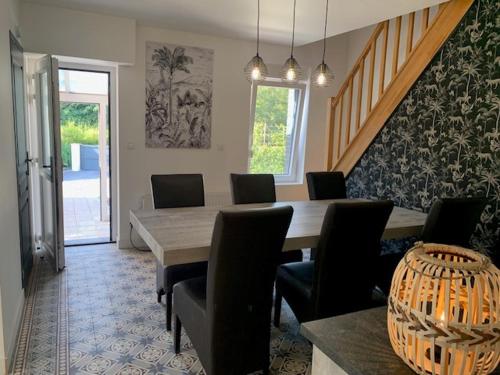 une salle à manger avec une table et des chaises en bois dans l'établissement chambres chez Peggynette, à Taisnières-sur-Hon