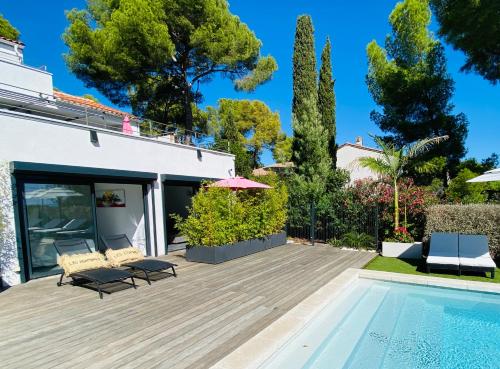 une cour arrière avec une piscine et une maison dans l'établissement Villa Mediterranea, aux Issambres