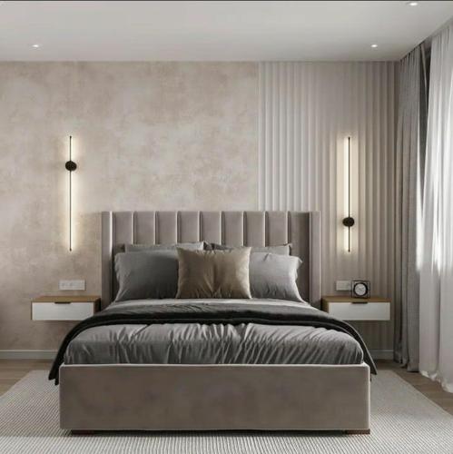 um quarto com uma cama grande e duas mesas de cabeceira em Korce Edea's 2 ApartHotel em Korçë