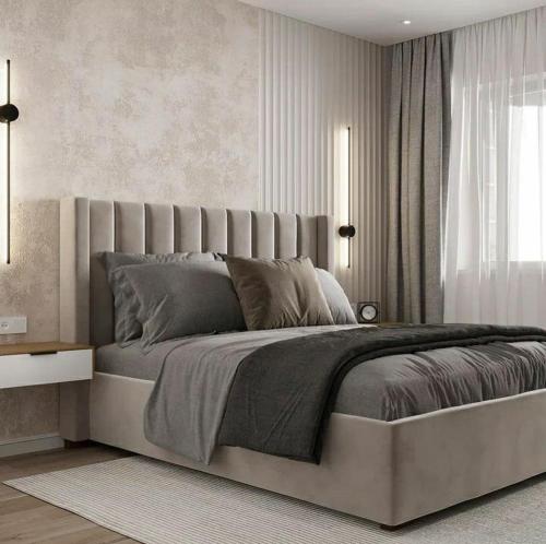 um quarto com uma cama grande e uma janela em Korce Edea's 2 ApartHotel em Korçë