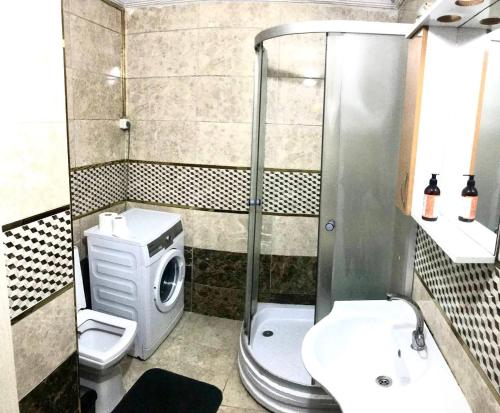 uma casa de banho com um chuveiro, um WC e um lavatório. em Апартаменты для семьи (№4) em Yalova