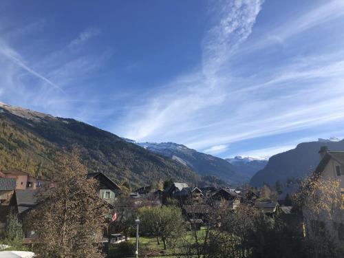 - une vue sur une ville avec des montagnes en arrière-plan dans l'établissement Appartement en hyper centre de Samoëns, à Samoëns