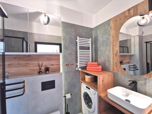 a bathroom with a washing machine and a sink at Apartamenty Wybrzeże Laguna - Ku Morzu in Sianozety