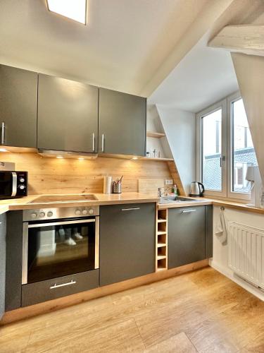 Kuchyň nebo kuchyňský kout v ubytování Modernes City-Apartment mit Blick in den Park und 2 Bäder H9