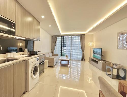 a kitchen and living room with a washer and dryer at Bangkok Asok Circle REIN Sukhumvit 12#2BR&3BR#Pool&Gym#Near Terminal 21 in Bangkok