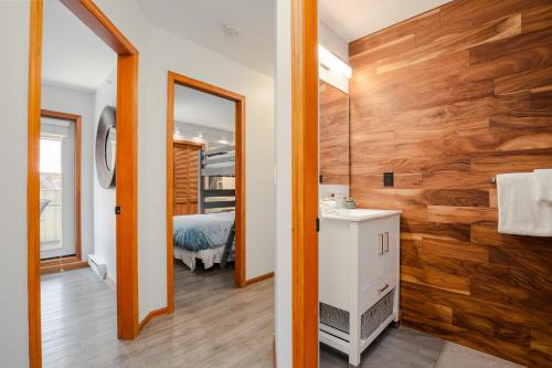 Ένα μπάνιο στο 3BR Sunpath - Spacious Village Townhome