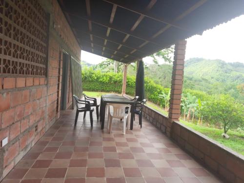 a patio with chairs and a table with a view at Quiero finquear in Manizales
