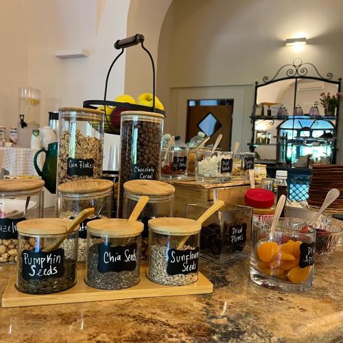 een aanrecht met potten gevuld met verschillende soorten voedsel bij Villa Euchelia in Castrocielo