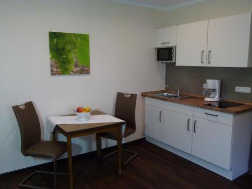Una cocina o zona de cocina en Mosel-Apart Rudorfer