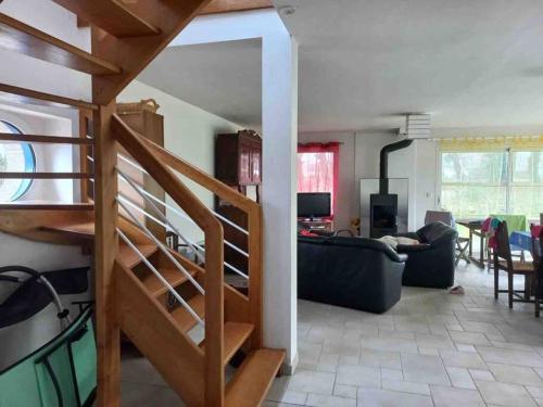 un salon avec un escalier menant à un salon dans l'établissement Magnifique villa de 4 chambres 140 m2 à 1,5 km de la mer, à Pleumeur-Bodou