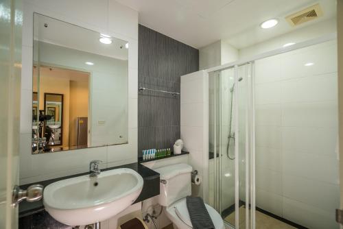 Kylpyhuone majoituspaikassa Apartment at Phuket Villa Condo by Lofty