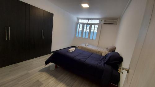 Habitación pequeña con cama y ventana en AlojaT Dept 2 Urdesa Norte, en Guayaquil