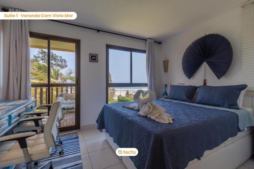 - une chambre avec un lit et un balcon avec vue dans l'établissement Bangalô vista mar no VG Sun Cumbuco por Tactu, à Cumbuco