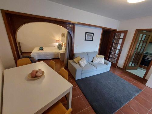 - un salon avec un canapé et un lit dans l'établissement Vale Formoso Apartment, à Porto