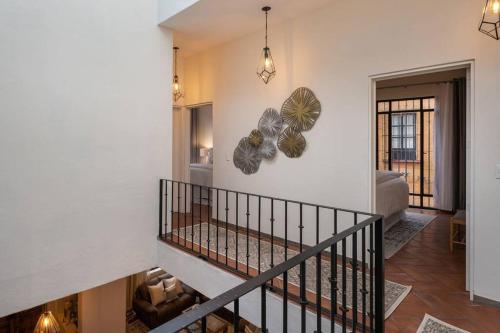 uma escada numa casa com uma sala de estar em Elegant 3BR Home with Rooftop & Grill in Centro San Miguel em San Miguel de Allende