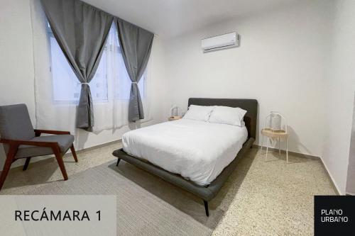 Apartamento nuevo en Veracruz Centro في فيراكروز: غرفة نوم بسرير وكرسي ونافذة