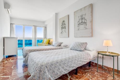 2 letti in una camera con vista sull'oceano di Apartamento Alameda de Colon a Málaga