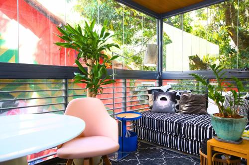 une véranda avec un lit et des plantes dans l'établissement Unhotel - Bossa Design Studios Ipanema, Perto da Praia, à Rio de Janeiro