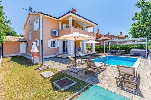 an image of a villa with a swimming pool at Villas Lotus with Pool and Jacuzzi in Pula