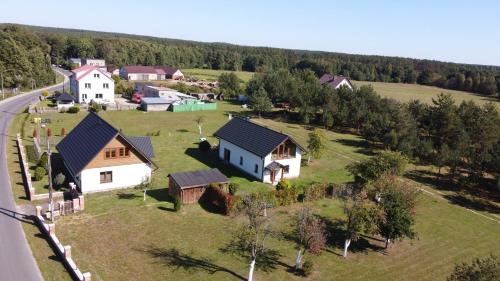 Lipusz的住宿－Domek całoroczny na Kaszubach II，绿色田野上房屋的空中景观