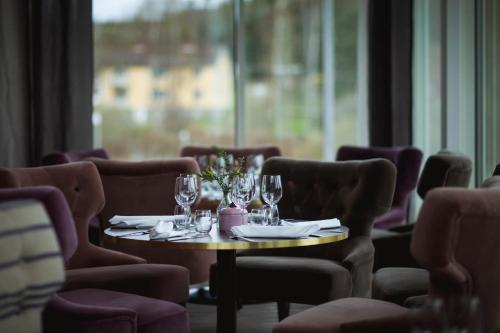 a table in a restaurant with wine glasses at Bauergården in Gränna