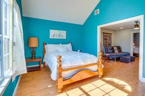 1 dormitorio con cama y pared azul en Peaceful Haynesville Vacation Rental with Yard! 