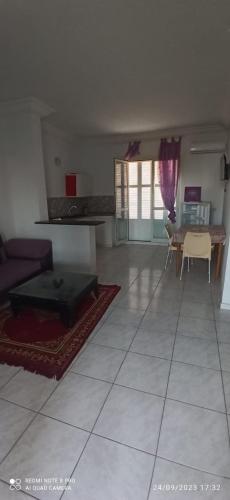ein großes Wohnzimmer mit einem Sofa und einem Tisch in der Unterkunft appartamenti Oueslati in Houmt Souk