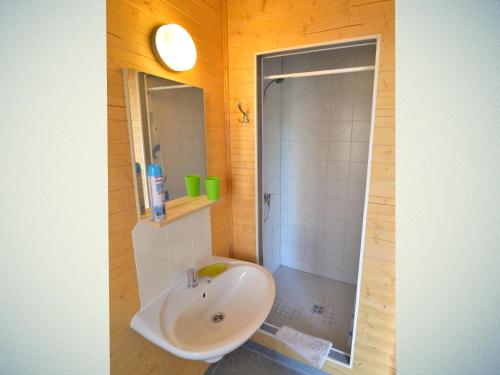 La salle de bains est pourvue d'un lavabo et d'une douche. dans l'établissement Meridia - Sventoji, à Šventoji