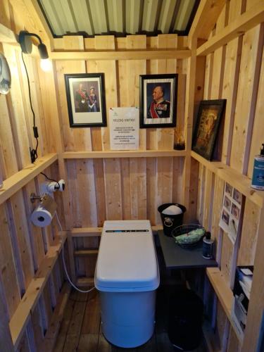 a bathroom with a toilet in a wooden cabin at Sørfjorden Eye Iglo - Fosen in Husby