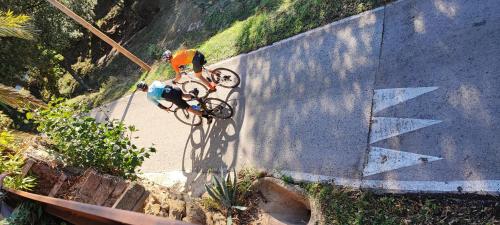 a person with a bike leaning against a wall at El Racó dels Mussols 2 in Adri