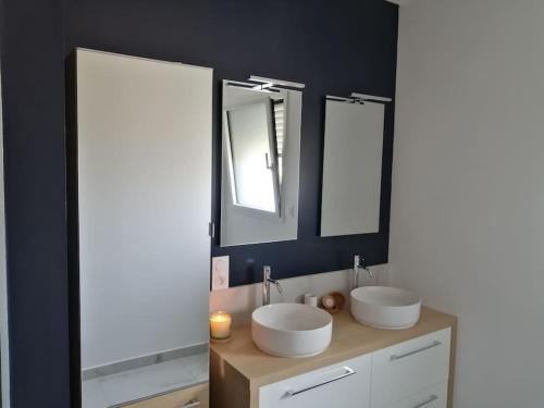 een badkamer met 2 wastafels en 2 spiegels bij Le Petit Cocon Portsallais Mer à 200m PORTSALL in Ploudalmézeau