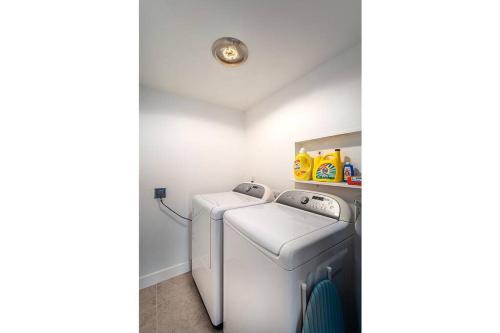 a laundry room with a washer and dryer at Waterfront Captain House with Boat Basin & Ramp in Summerland Key