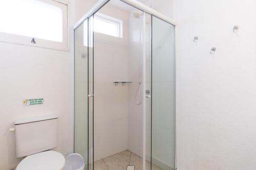 a glass shower in a bathroom with a toilet at Pousada Recanto das Palmeiras in Ubatuba