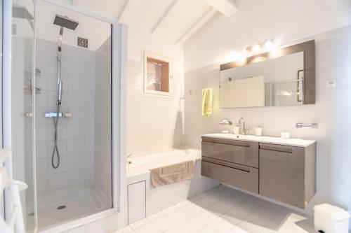 une salle de bain blanche avec une douche et un lavabo dans l'établissement 