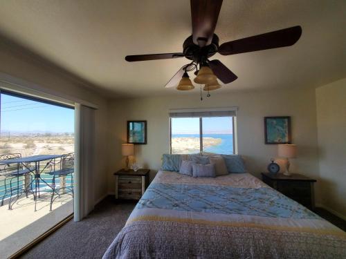 1 dormitorio con 1 cama y ventilador de techo en Its A Kings View en Lake Havasu City