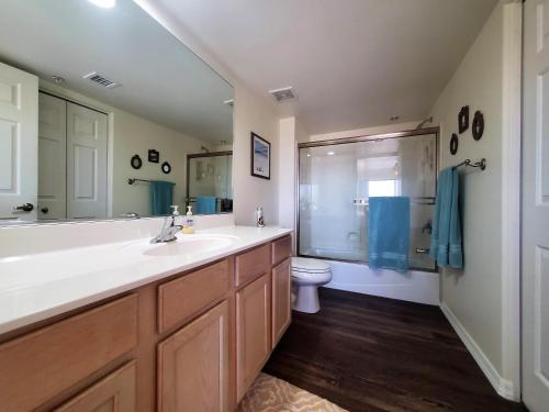 baño con lavabo grande y aseo en Its A Kings View en Lake Havasu City