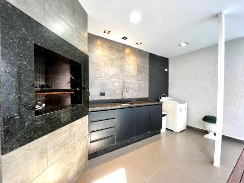 Kuchyň nebo kuchyňský kout v ubytování Casa com Piscina e churrasqueira 5 min do Centro
