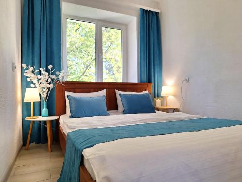 Voodi või voodid majutusasutuse Синій малахіт Простора біла 2 кімнатна квартира з видом на Білу бесідку та Сонячний парк Мережа Alex Apartments Безконтактне заселення цілодобово toas