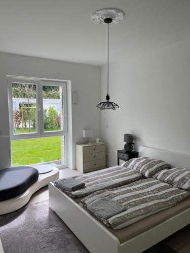 um quarto branco com uma cama grande e uma janela em Paris to Bochum, 4 Pers. Apartm. em Bochum