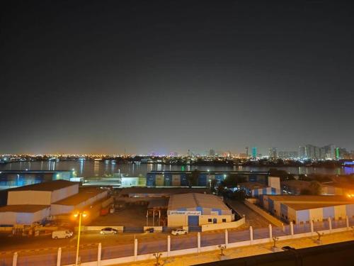 een uitzicht op een haven 's nachts met een stad bij Sea View Studio in Ajman 